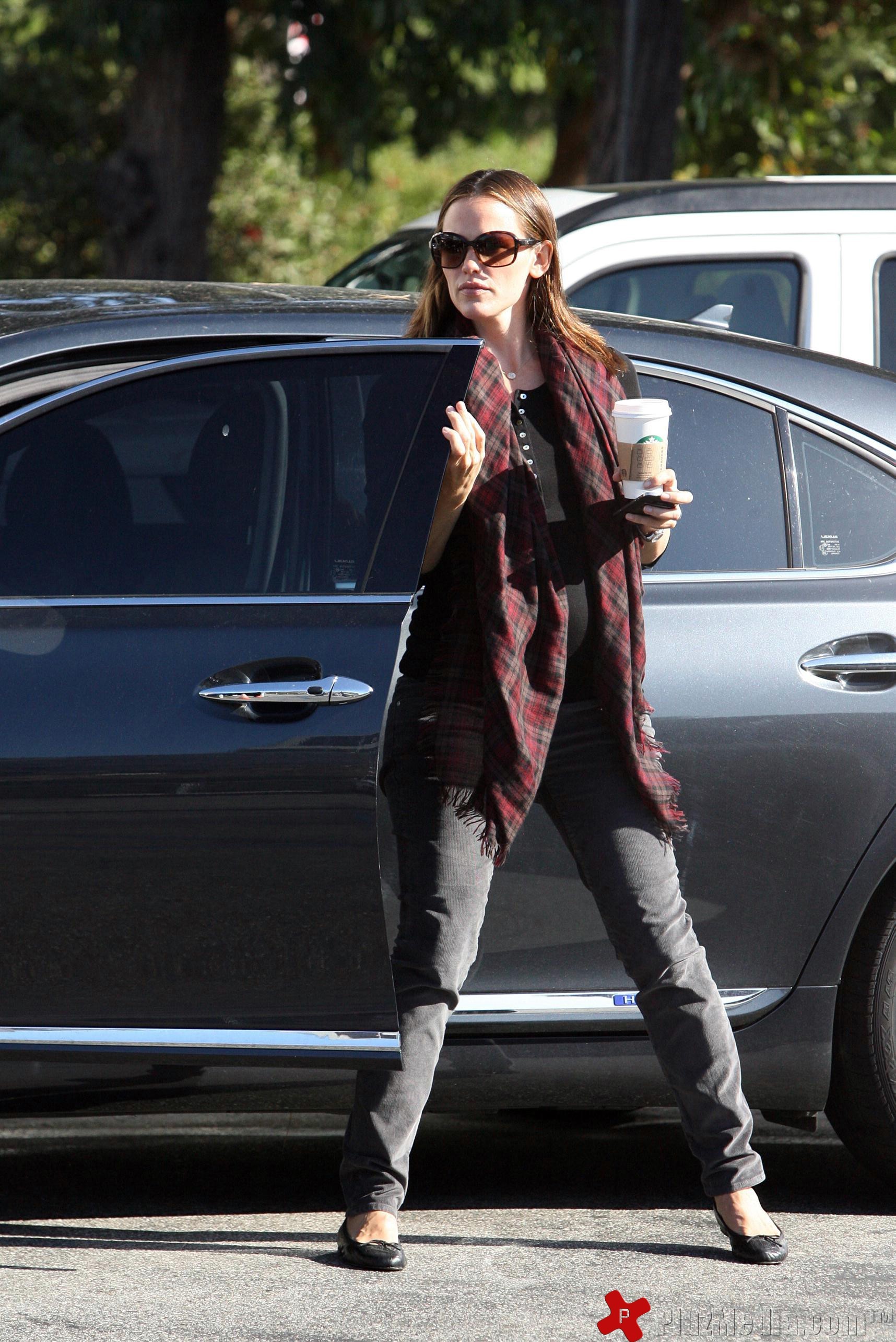 Jennifer Garner stops at Starbucks on her way to a hospital | Picture 93738